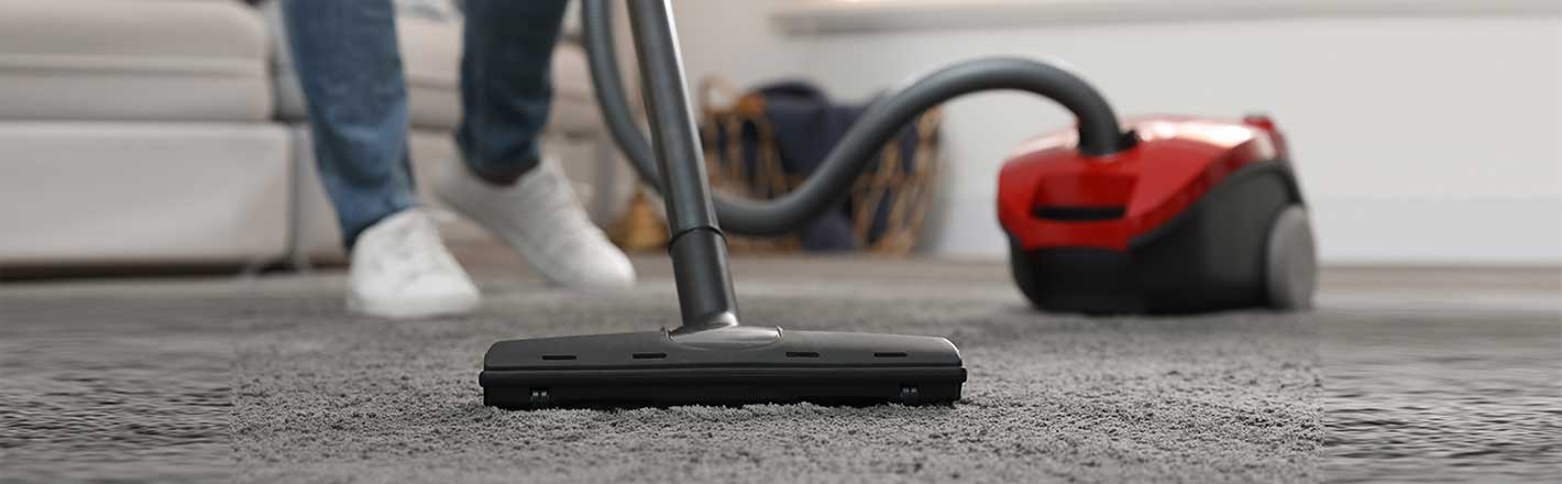 Nettoyer un tapis : dépoussiérage avec un aspirateur