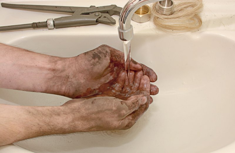 Laver des mains très sales avec du savon industriel