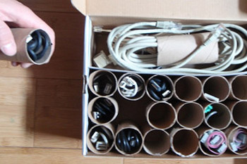 Rangement de câbles avec des rouleaux de papier toilette vides