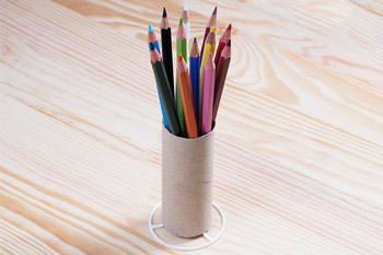 Fabriquer un pot à crayon avec un rouleau de papier toilette vide