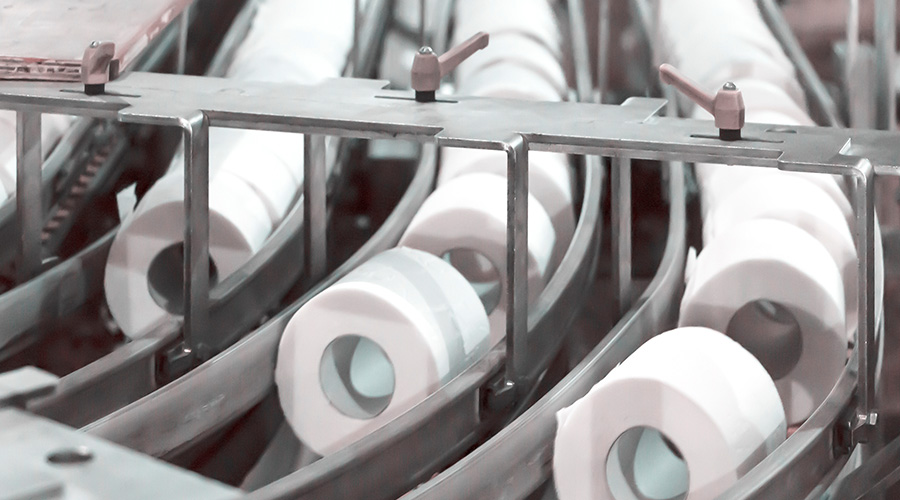 Rouleaux de papier toilette recyclé sur chaîne de production