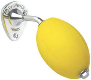 Savon jaune sur porte-savon chromé, comme dans les écoles