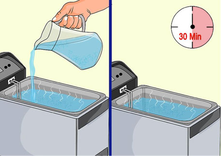 Remplir la friteuse professionnelle d'eau chaude